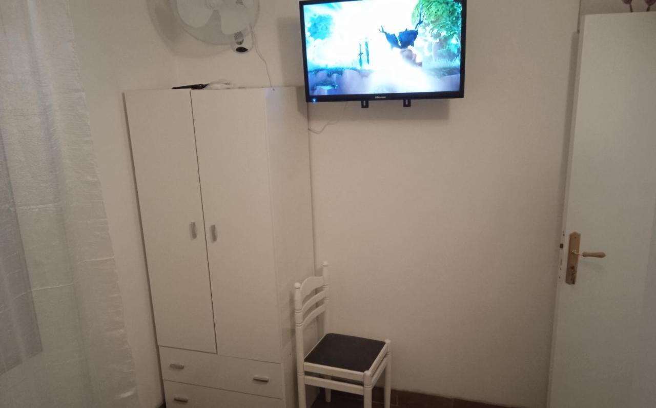 Habitacion Economica Con Bano Privado En Pleno Centro De Figueres Figueres  Buitenkant foto